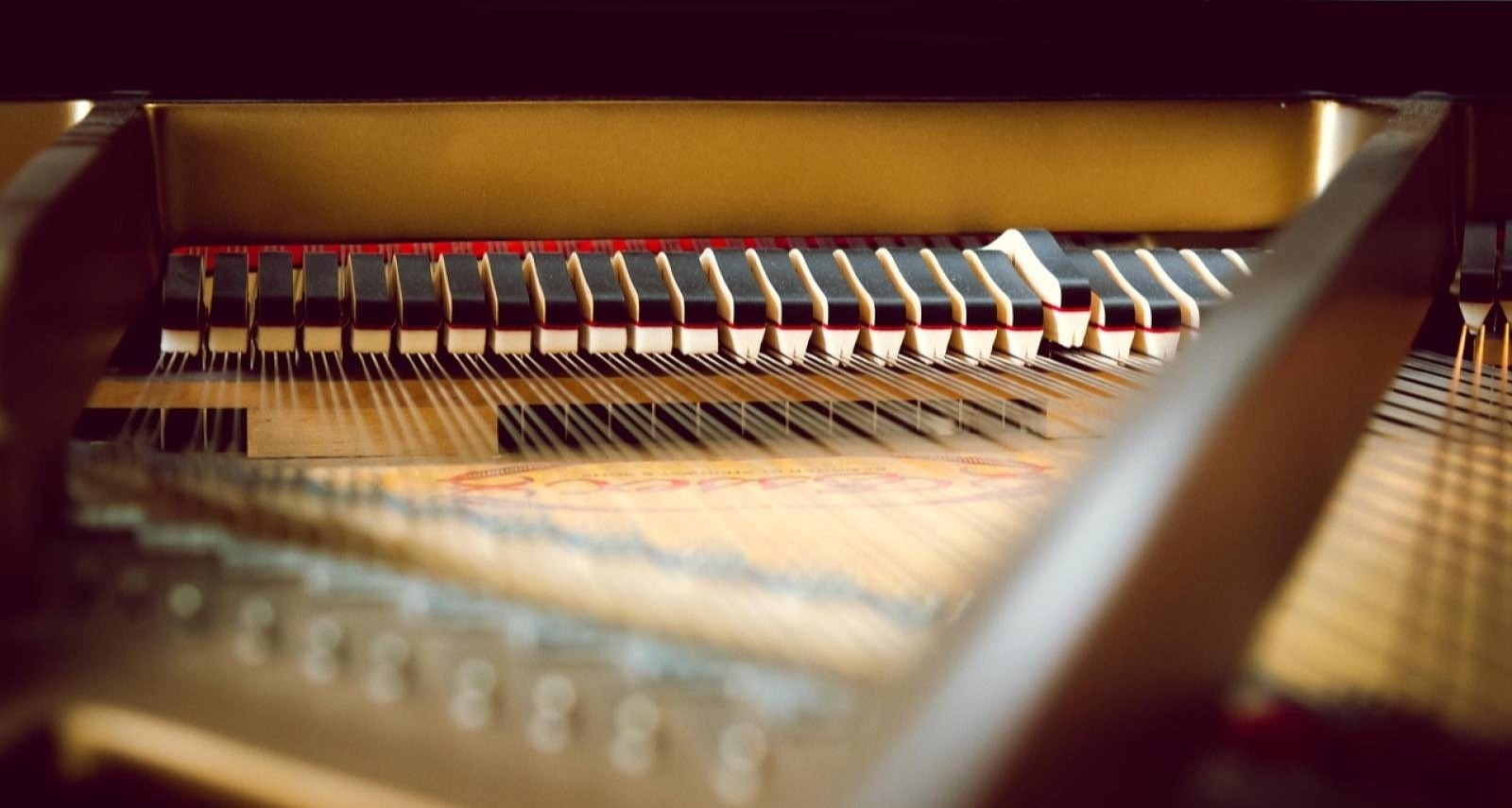 Location, accord, entretien, expertise et déménagement de pianos à queue et pianos droits neufs et d'occasion en France