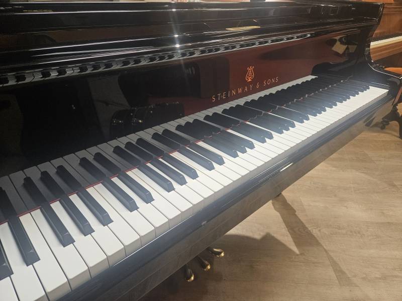 Steinway & Sons de concert modèle B211