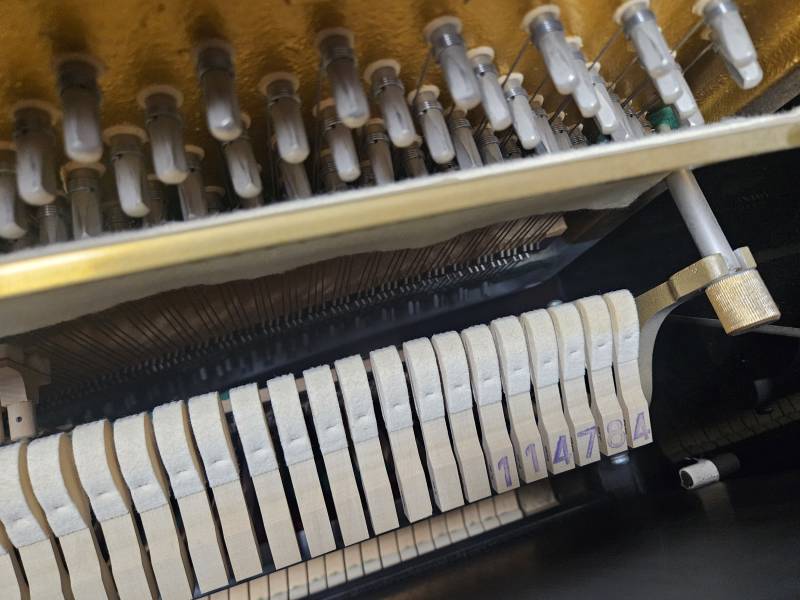 Numéro de série du piano droit d'étude Rönisch 109 d'occasion noir laqué