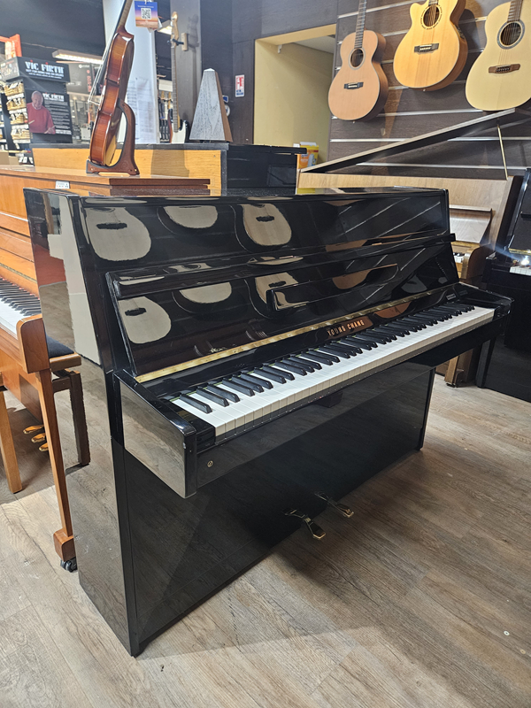 Piano droit d'étude Young Chang 109 d'occasion noir laqué à Montpellier