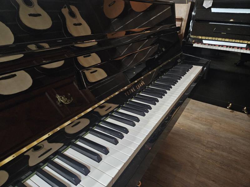 Piano droit d'étude Young Chang 109 d'occasion noir laqué à Montpellier