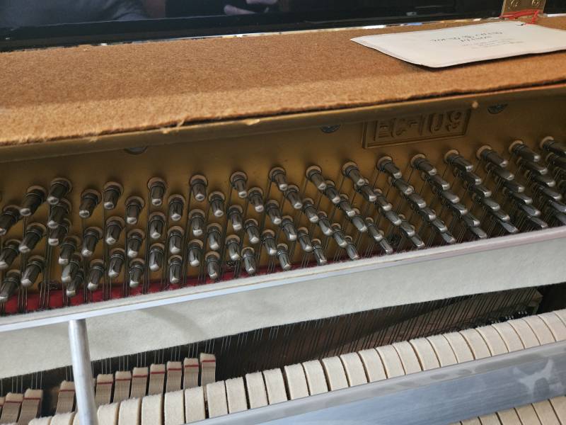 Numéro de série du piano droit d'étude Young Chang 109 d'occasion noir laqué