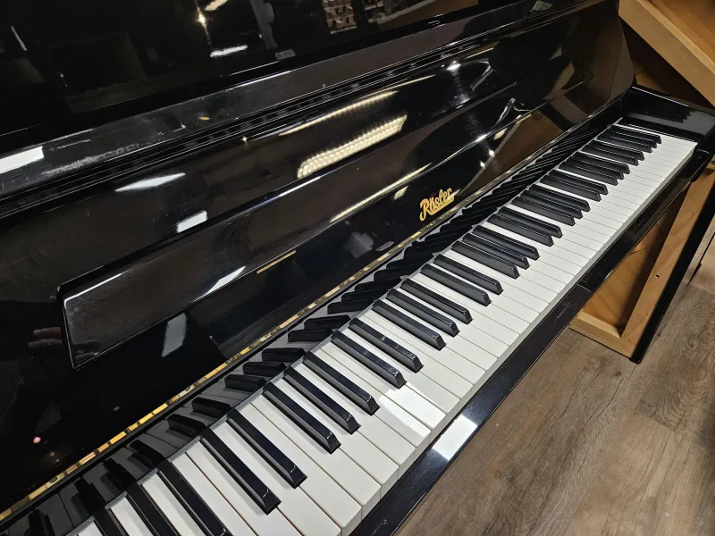 Piano droit d'étude Rösler 109 d'occasion noir laqué