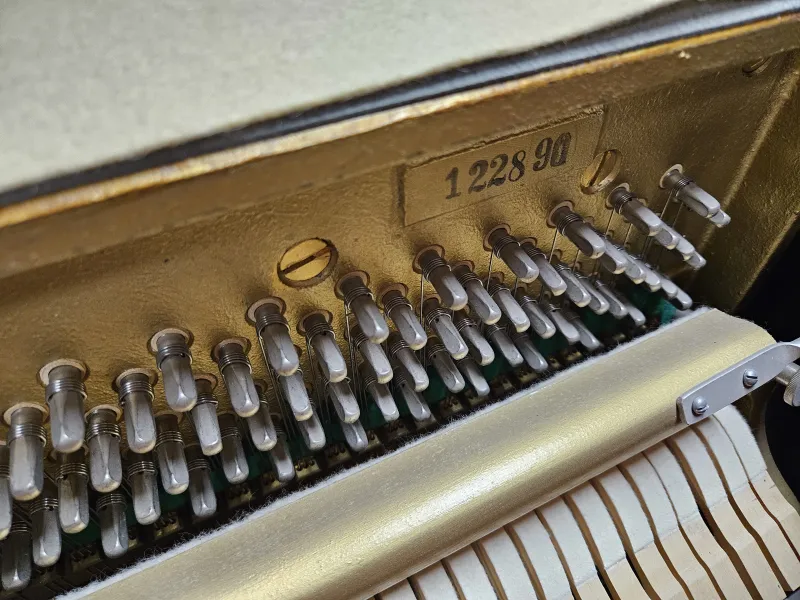 Numéro de série du piano droit d'étude Rösler 109 d'occasion noir laqué