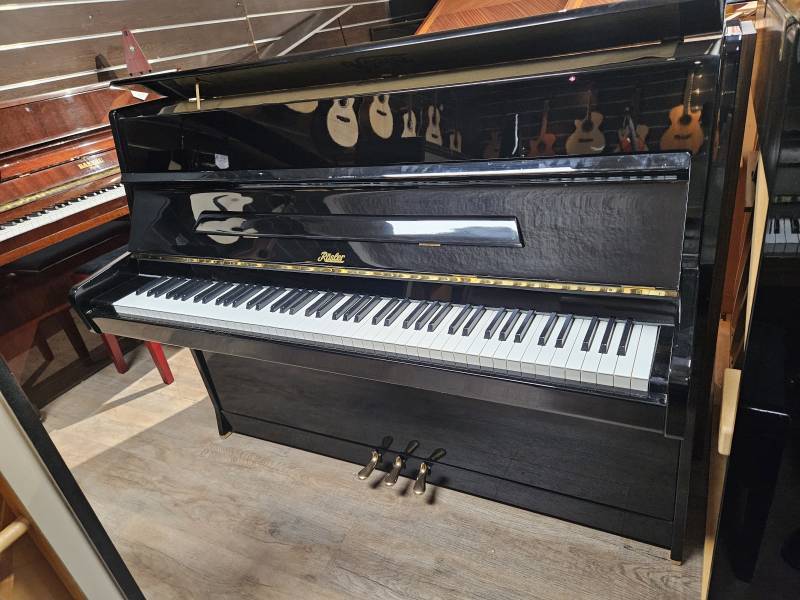 Piano droit Rösler 109 d'occasion noir laqué avec possibilité de financement