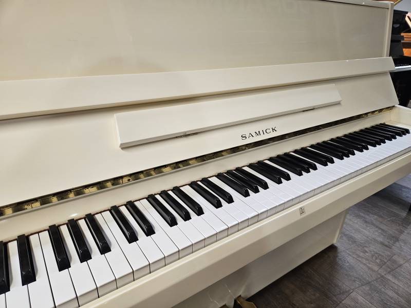 Piano droit d'occasion Samick SU-108 blanc laqué