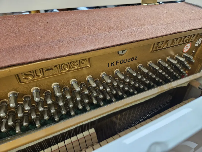 Numéro de série du piano droit Samick SU-108 d'occasion blanc laqué
