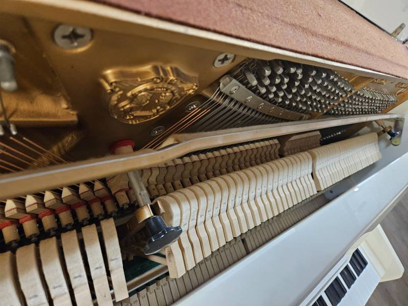 Mécanique du piano droit Samick SU-108 d'occasion blanc laqué