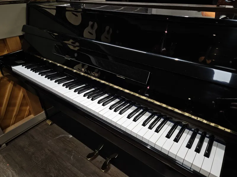 Piano droit Samick SU-105 d'occasion noir laqué avec possibilité de financement