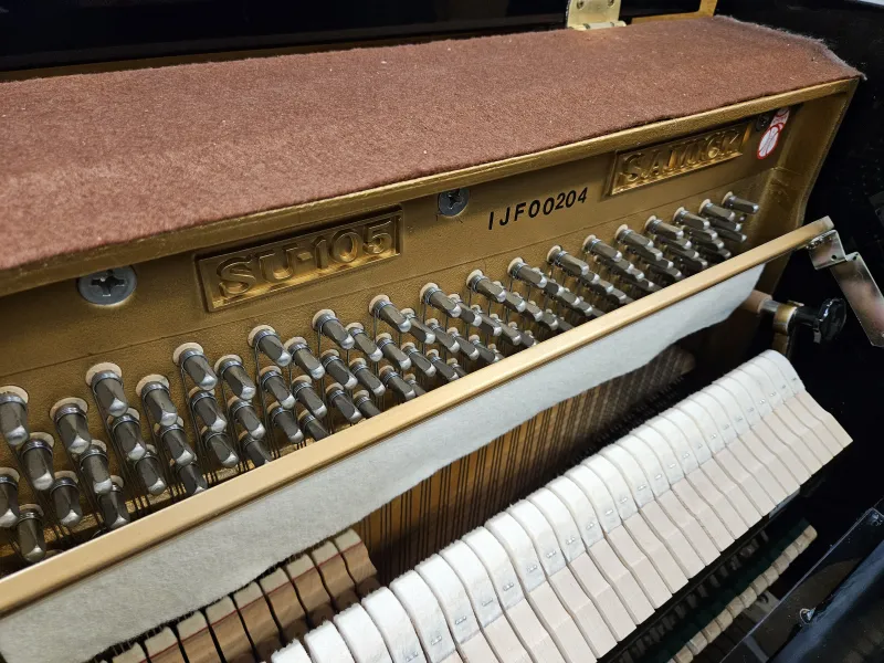 Numéro de série du piano droit Samick SU-105 d'occasion noir laqué