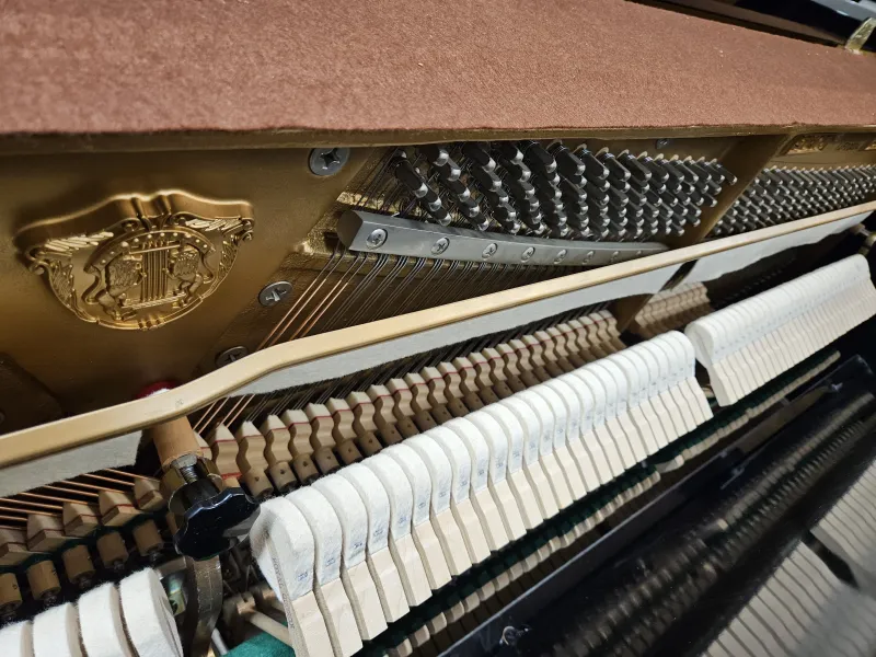 Mécanique du piano droit Samick SU-105 d'occasion noir laqué