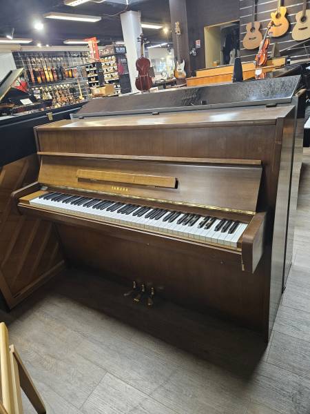 Piano droit Yamaha modèle M5J noyer d'occasion avec possibilité de financement