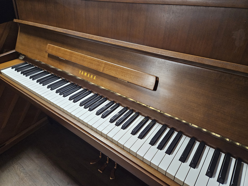 Piano droit Yamaha modèle M5J noyer d'occasion à Montpellier