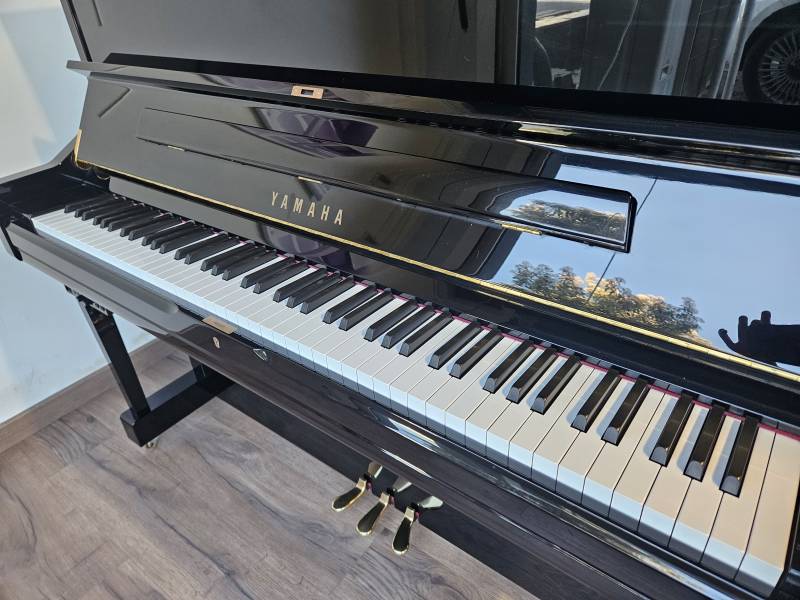 Piano droit d'expression Yamaha modèle U1 silencieux d'occasion