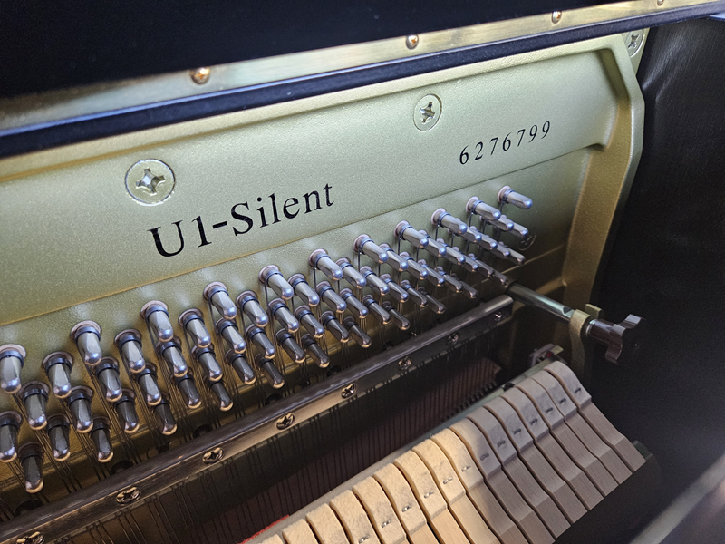 Numéro de série du piano droit d'interprétation Yamaha modèle U1 silencieux d'occasion