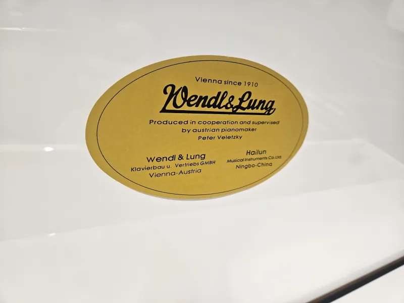 Origine de fabrication du piano droit Wendle & Lung 122 blanc laqué