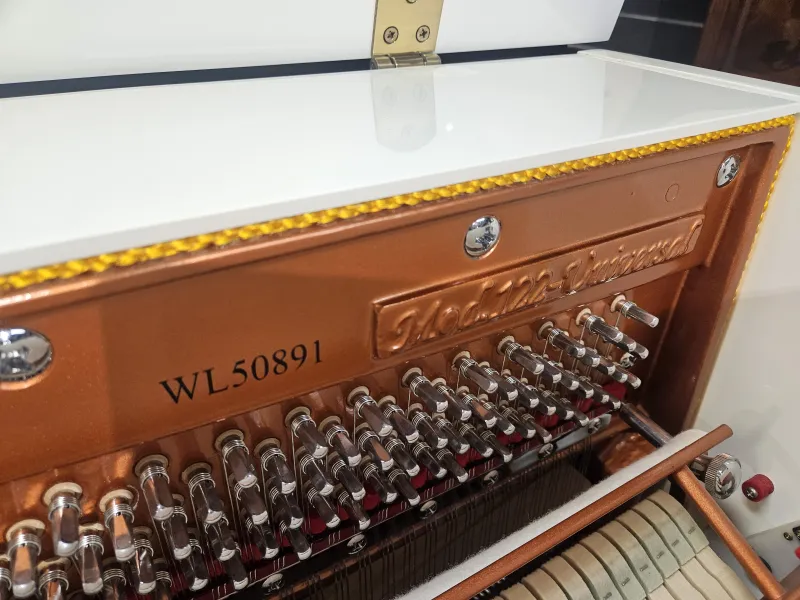Numéro de série du piano droit Wendle & Lung 122 Universal d'occasion blanc laqué