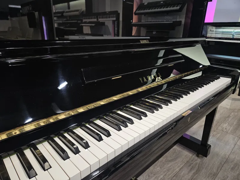 Piano droit d'interprétation Yamaha modèle U1 d'occasion noir laqué