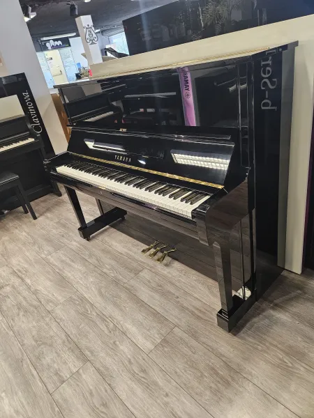 Piano droit d'interprétation Yamaha modèle U1 d'occasion noir brillant