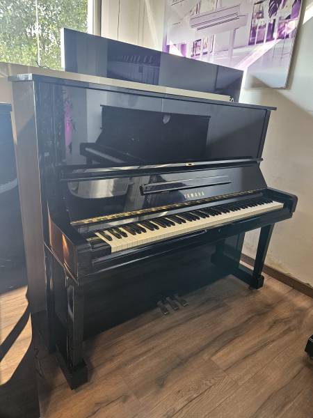 Piano droit Yamaha modèle U3 d'occasion noir laqué