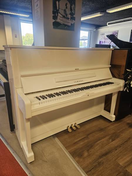 Piano droit Yamaha modèle U1 blanc brillant d’occasion