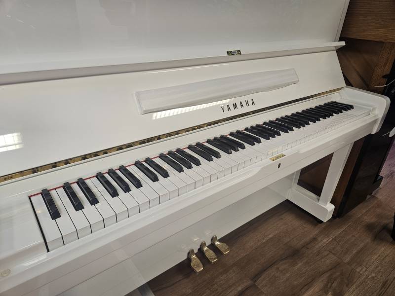 Piano droit Yamaha U1 blanc laqué d’occasion