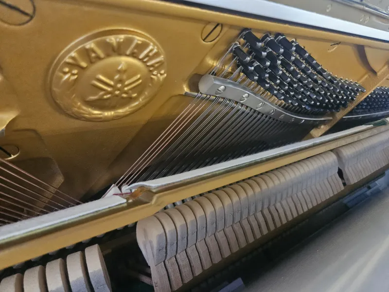 Mécanique du piano droit Yamaha modèle U1 blanc brillant d’occasion