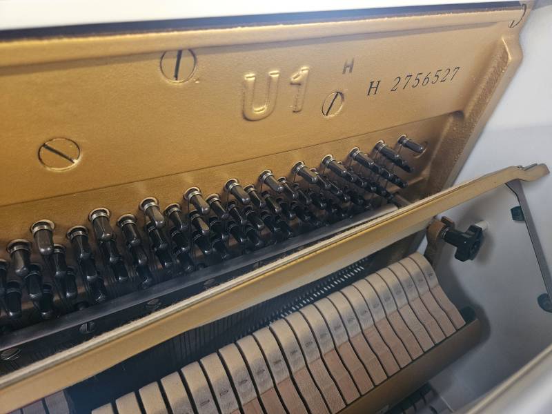 Numéro de série du piano droit Yamaha modèle U1 blanc brillant d’occasion