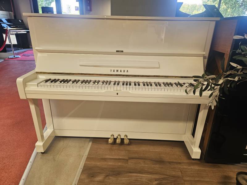 Piano droit Yamaha modèle U1 blanc brillant d’occasion