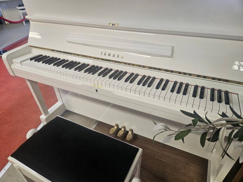Piano droit Yamaha U1 blanc brillant d’occasion à Montpellier