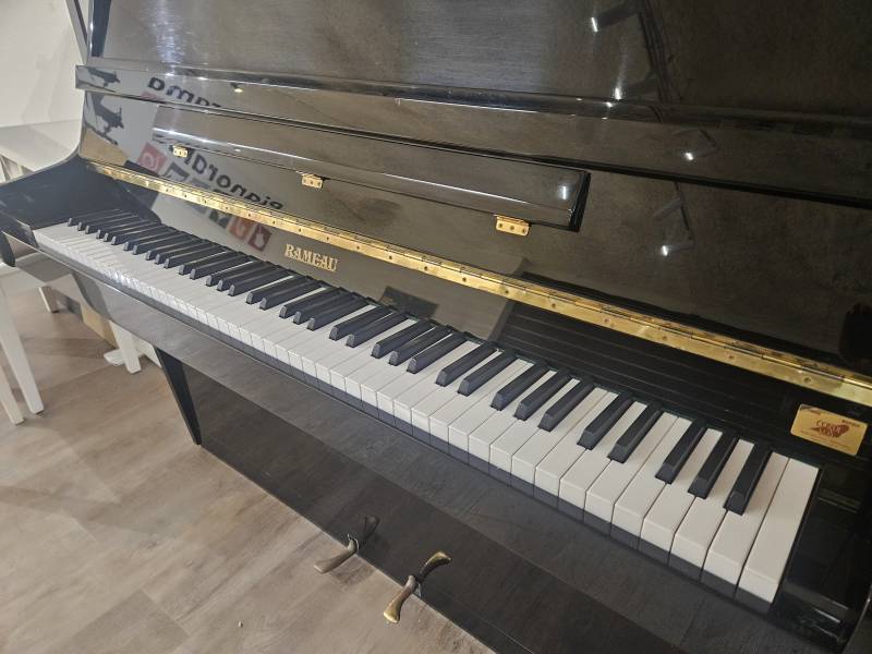 Piano droit d'occasion Rameau modèle 116 noir brillant