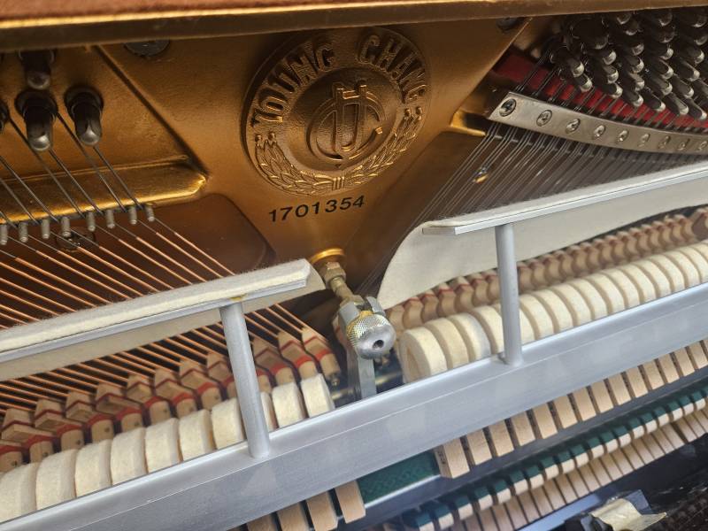 Numéro de série du piano droit d'étude Young Chang d'occasion noir laqué