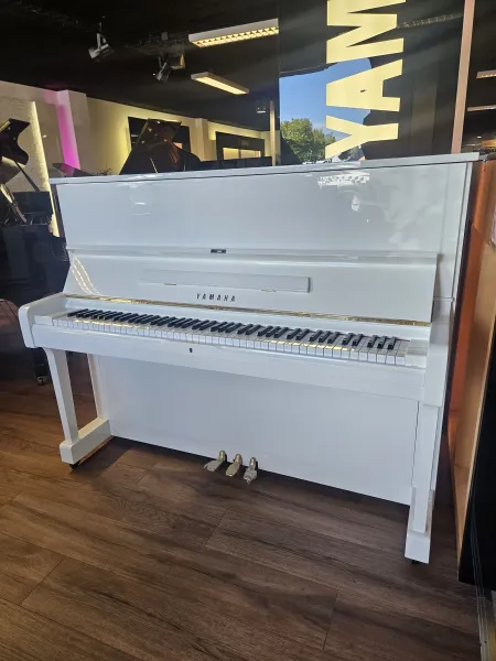 Piano droit d'expression Yamaha modèle U1 blanc brillant d’occasion