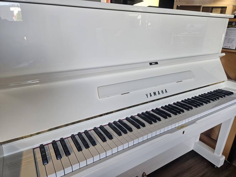 Piano droit d'interprétation Yamaha modèle U1 blanc brillant d’occasion