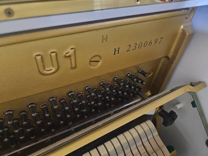 Numéro de série du piano droit Yamaha modèle U1 blanc brillant d’occasion
