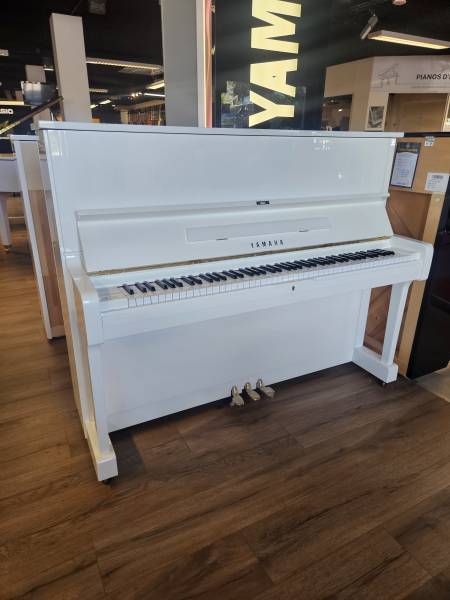 Piano droit Yamaha modèle U1 blanc brillant d’occasion à Montpellier