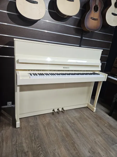 Piano droit d'occasion Rameau modèle Cévennes 115 ivoire brillant à Montpellier