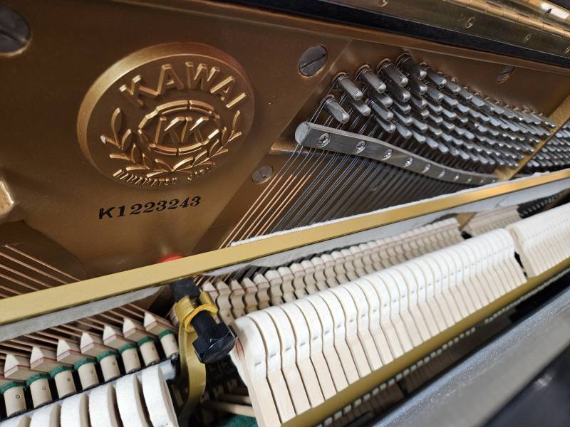Mécanique du piano droit Kawai modèle KS3F d'occasion équipé silencieux