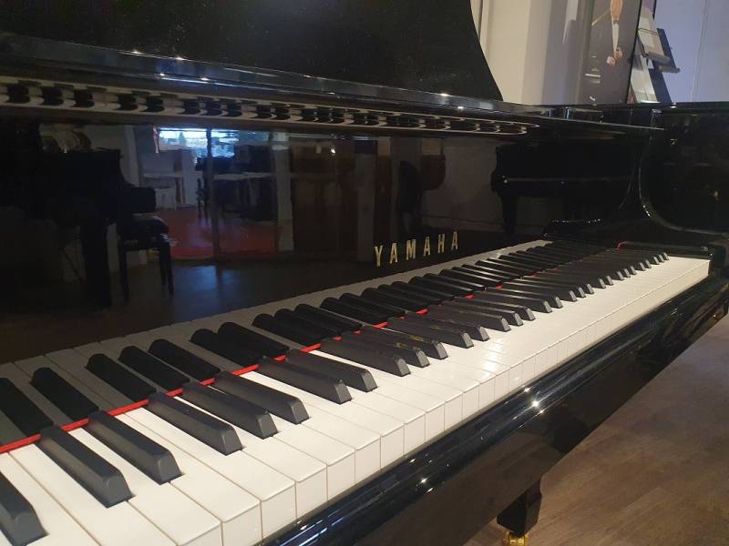 Piano à queue de salon Yamaha modèle C3 d'occasion