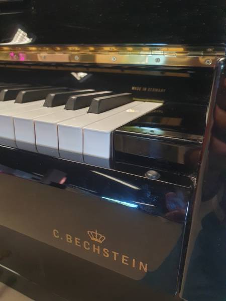 Piano droit C. Bechstein Modèle R116 Millenium en finition noir brillant