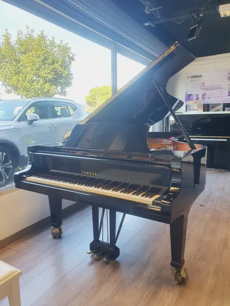 Piano à queue de concert Yamaha d'occasion dans l'Hérault