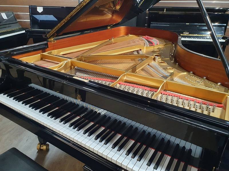 Piano à queue de concert Steinway & Sons modèle B211 d’occasion