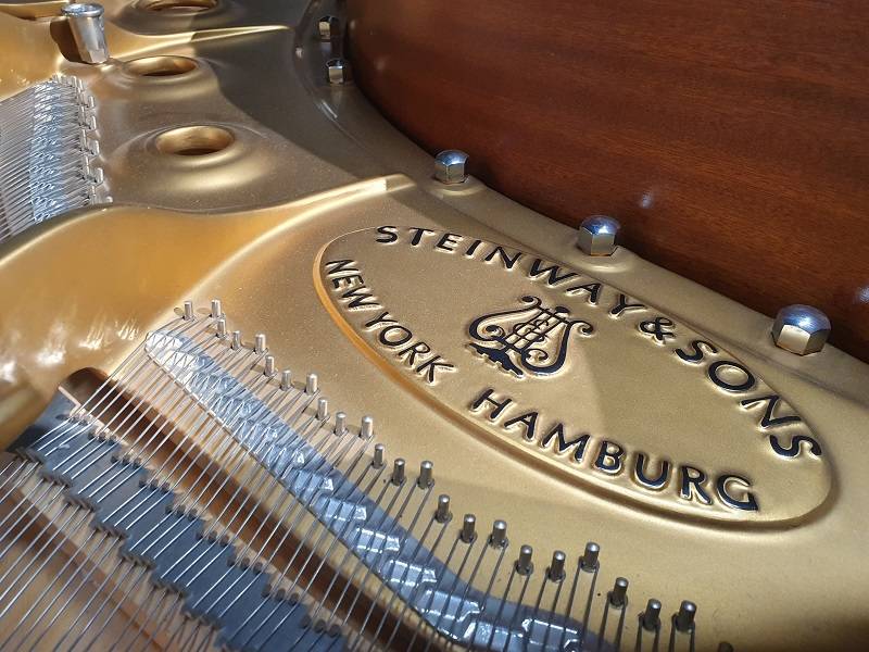 Piano à queue de concert professionnel Steinway & Sons modèle B211 d’occasion