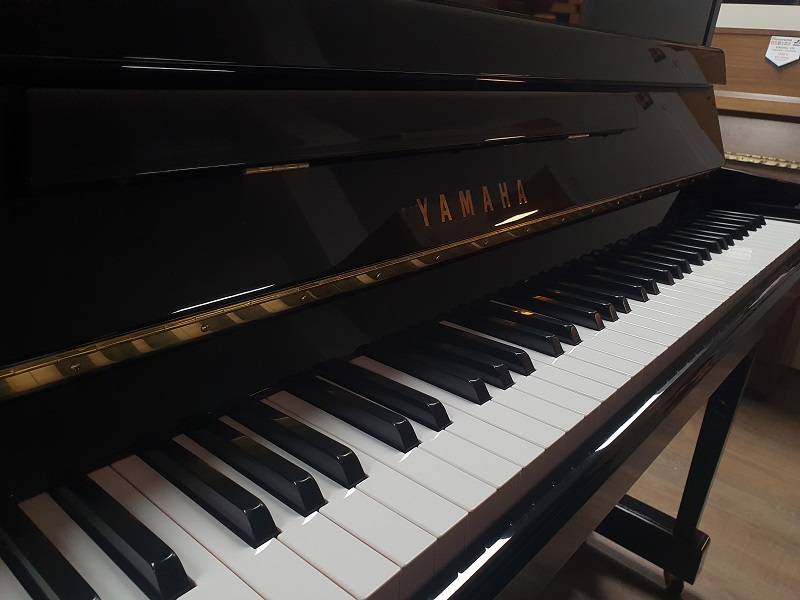 Piano droit Yamaha modèle B2 équipé silencieux d’occasion
