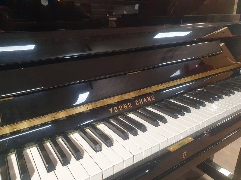 Piano droit d'étude Young Chang E118 d'occasion