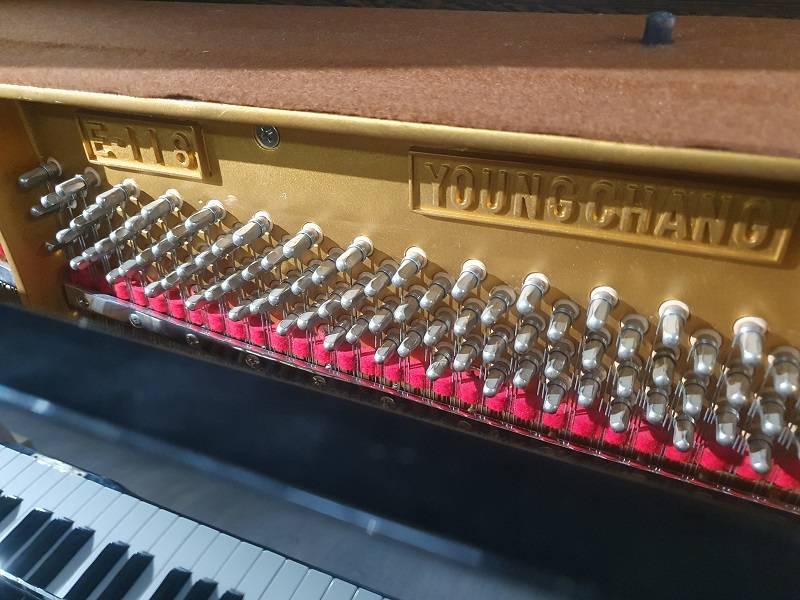 Numéro de série du piano droit d'étude Young Chang E118 d'occasion noir laqué