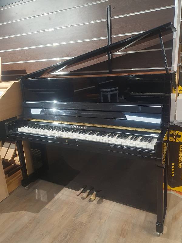 Piano droit d'étude Young Chang E118 d'occasion noir laqué