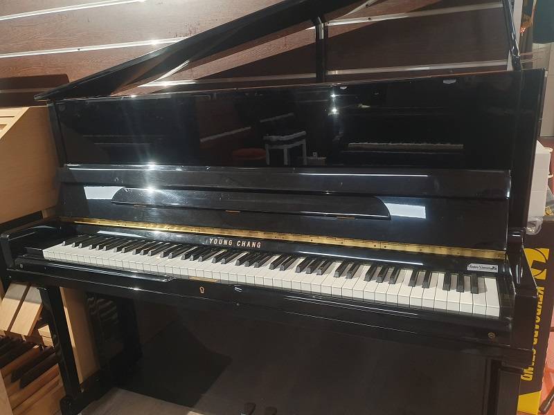 Piano droit d'étude Young Chang E118 d'occasion à Montpellier