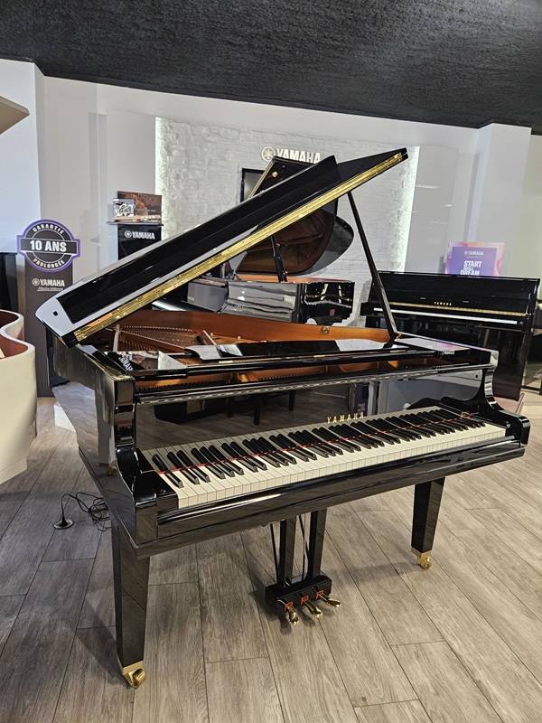 Piano à queue Yamaha modèle GC1 silencieux d'occasion