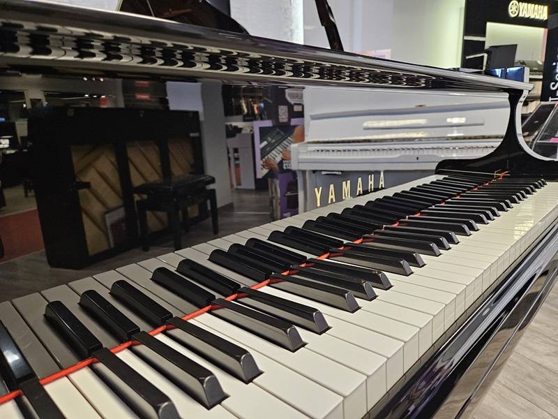 Piano à queue de salon Yamaha modèle GC1 silencieux d'occasion